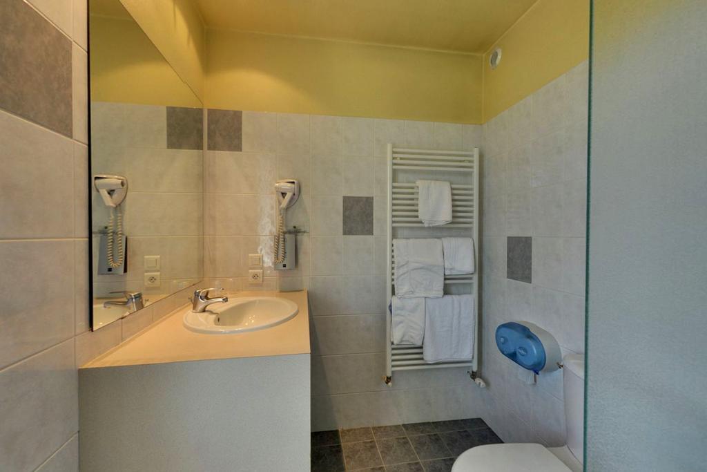Logis Auberge Des Vieux Chenes Malemort Dış mekan fotoğraf