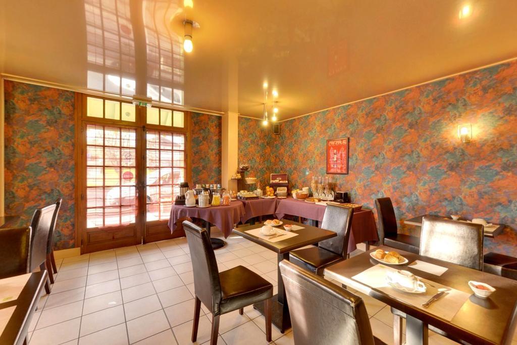 Logis Auberge Des Vieux Chenes Malemort Dış mekan fotoğraf