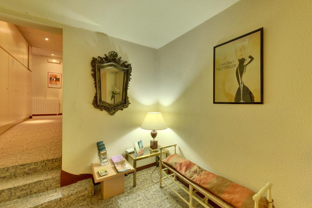 Logis Auberge Des Vieux Chenes Malemort Dış mekan fotoğraf