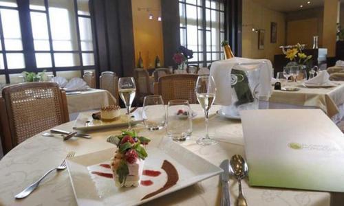 Logis Auberge Des Vieux Chenes Malemort Dış mekan fotoğraf