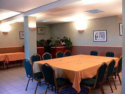 Logis Auberge Des Vieux Chenes Malemort Dış mekan fotoğraf